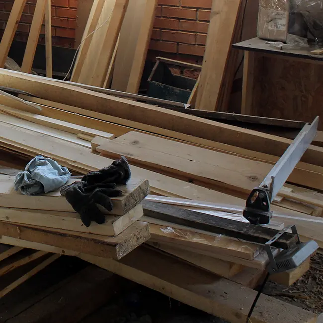 Tas de planches en bois
